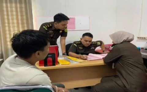 Polda Aceh serahkan barang bukti dan tersangka kasus sabu 1 kilogram kepada Kejari Pidie Jaya