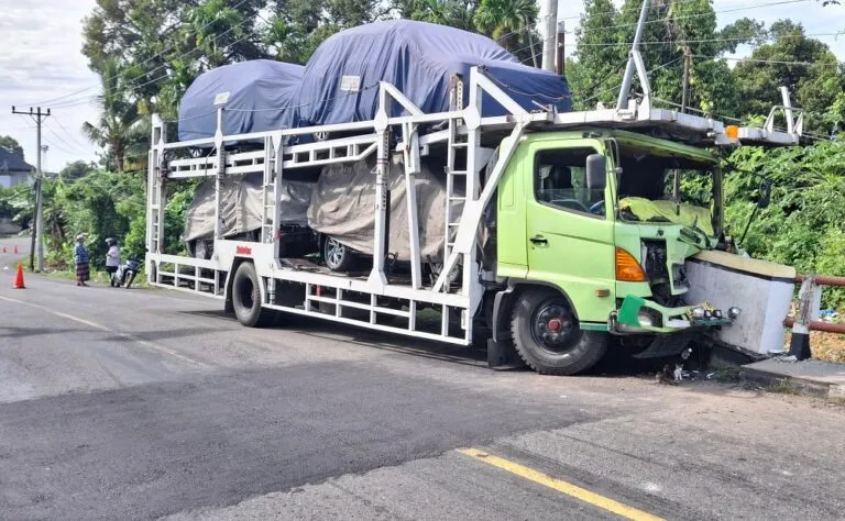 Angkut mobil baru, truk hantam jembatan di Pidie Jaya