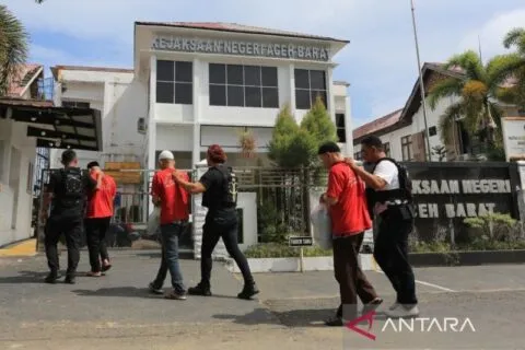 Polres Aceh Barat serahkan tiga tersangka kasus kepemilikan senjata api ke jaksa