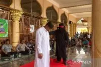 Sembilan warga Aceh Selatan dicambuk