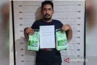 Bawa sabu 2 kilogram, warga Aceh Utara di dor Polisi di Medan POPULARITAS.COM - FS (41) warga Matangkulim Aceh Utara, terpaksa ditembak oleh petugas Kepolisian Polrestabes Medan. Lelaki itu diduga melakukan perlawanan saat hendak ditangkap petugas dalam kasus peredaran barang narkotika jenis sabu. Kapolrestabes Medan, Kombes Pol Teddy Jhon Sahala Marbun, dalam keterangannya dikutip dari laman Antara, Selasa (20/8/2024) mengatakan, petugas terpaksa melakukan tindakan tegas dan terukur. Saat itu, FS yang telah diintai oleh petugas berusaha kabur saat hendak ditangkap. Ia mengatakan, penangkapan pelaku berawal dari informasi bahwa adanya seorang pria yang akan mengedarkan sabu-sabu diterima oleh personel Sat Narkoba Polrestabes Medan.   Pria tersebut akan mengedarkan narkoba ini dengan menggunakan satu unit sepeda motor, di Jalan Gatot Subroto, Kota Medan, Ahad (18/8).   Petugas kemudian melakukan serangkaian penyelidikan di antaranya tepat pukul 14.00 WIB, petugas menemukan pelaku FS, di Jalan Inspeksi, Kecamatan Medan Sunggal, Kota Medan.   Ketika diinterogasi, pelaku mengaku sabu-sabu itu dititipkan seorang pria berinisial F kepada dirinya untuk diantar ke kawasan Berastagi Supermarket, di Jalan Gatot Subroto.   "Dari penangkapan itu, petugas menyita barang bukti berupa dua bungkus plastik berisikan sabu-sabu seberat dua kilogram," kata Teddy Marbun.   Selain sabu-sabu, lanjut dia, petugas juga menyita barang bukti berupa dua unit ponsel, satu unit tas samping, tas ransel, satu BPKB (buku pemilik kendaraan bermotor), dan satu unit sepeda motor.   Pihaknya juga menyebutkan bahwa pelaku FS saat ini telah ditahan di Mapolrestabes Medan untuk proses lebih lanjut.   "Pelaku dijerat Pasal 114 ayat (2) Subs Pasal 112 ayat (2) Undang-undang Nomor 35 Tahun 2009 Tentang Narkotika dengan hukuman maksimal pidana penjara seumur hidup atau pidana mati," kata Teddy Marbun.