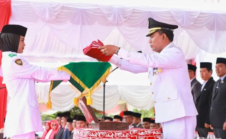 Nafisah, perempuan cantik anak petani sang pembawa bendera pada HUT RI ke-79 di Pidie