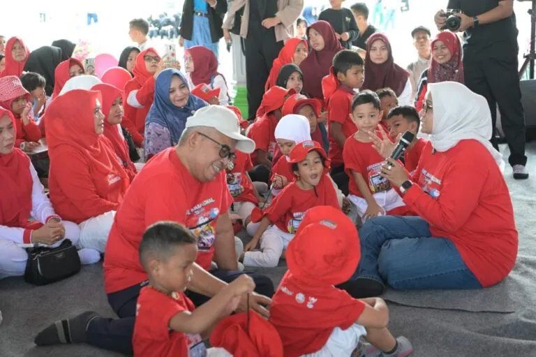 POPULARITAS.COM - Pj Gubernur Aceh Bustami bersama istri, Minggu (11/8/2024), hadiri peringatan Hari Anak Nasional (HAN) yang diselenggarakan di Blang Padang Banda Aceh. Acara tersebut, diikuti ratusan anak-anak usia 4-6 tahun yang didampingi para orang tua masing-masing. Pada kesempatan itu, Bustami terlihat akrab berbincang dan berbicara dengan para anak, Ia bahkan tak sungkan bercengkerama dan memeluk serta menggendong para anak-anak tersebut. Saat bercengkerama dengan para anak, Bustami bahkan bermain kuis dengan memberikan pertanyaan yang mudah, bagi anak-anak yang bisa menjawab dapat hadiah sepeda. Lewat peringatan Hari Anak Nasional tersebut, Bustami mengajak semua orang tua di Aceh, untuk melindungi dan memenuhi hak anak-anak. Ia juga ingatkan bagi keluarga yang mampu, untuk melihat sekeliling, barang kali ada keluarga yang tak mampu penuhi nafkah untuk anak mereka. Nah, hal itu juga harus jadi perhatian kita semua. "Ada anak-anak di sekeliling kita yang belum terpenuhi hak itu, maka wajib kita lindungi dan penuhi hak haknya," kata Bustami Bustami menambahkan, setiap anak merupakan amanah paling berharga bagi orang tua. Ketika hak anak terpenuhi dan mereka tumbuh dengan sempurna, maka mereka akan menjadi kebanggaan masa depan nagi orang tua dan warga di sekitarnya.  Pemerintah Aceh, imbuh Bustami, juga terus melakukan berbagai upaya guna melahirkan anak-anak Aceh yang berkualitas. Salah satunya adalah dengan melaksanakan program pencegahan stunting agar anak Aceh tumbuh sehat dan cerdas. "Saya minta semua komponen, ayo dorong penurunan stunting agar Aceh lebih baik," kata Bustami.