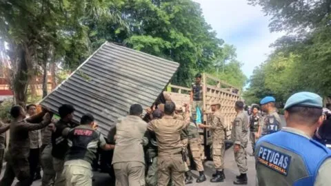 Satpol PP dan WH Banda Aceh tertibkan PKL di kawasan Ulee Lheue