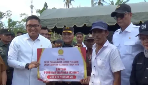 Wamentan RI serahkan 143 unit mesin pompa air untuk petani di Aceh Besar