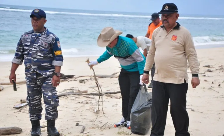 Peringati World Clean Up Day 2024, ASN Aceh Besar aksi pungut sampah di waduk keliling