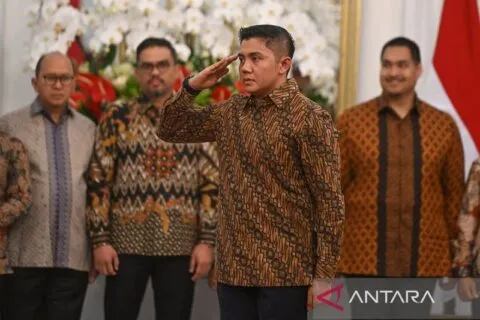 Meski diangkat sebagai Seskab oleh Prabowo, Mayor Teddy masih aktif sebagai perwira TNI