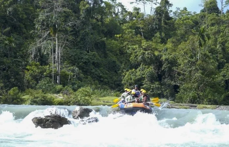 Wisata uji adrenalin arung jeram di Krueng Nagan, Aceh