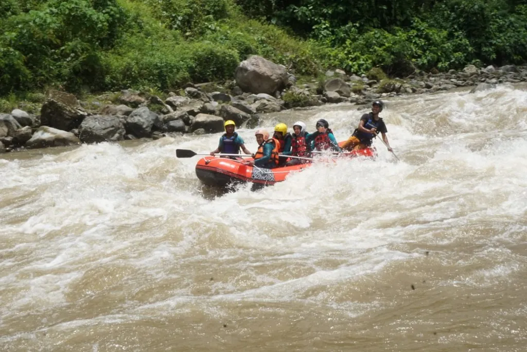 Wisata arung jeram dan kemping di Gampong Mane Pidie, petualangan tak terlupakan