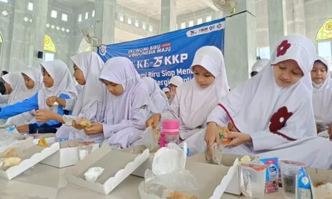 PSDKP Lampulo dan DKP Aceh beri makan gratis bagi siswa SD di Aceh Besar 