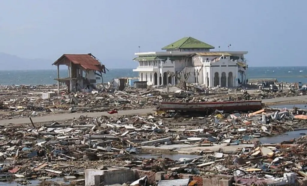 Masjid Baiturrahim Ulee Lheue saksi bisu kedahsyatan gelombang Tsunami Aceh, kini jadi wisata religi yang ramai dikunjungi
