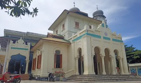 Masjid Baiturrahim Ulee Lheue saksi bisu kedahsyatan gelombang Tsunami Aceh, kini jadi wisata religi yang ramai dikunjungi