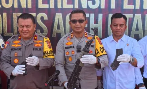 Warga serahkan AK-56 dan pistol rakitan ke Polres Aceh Utara