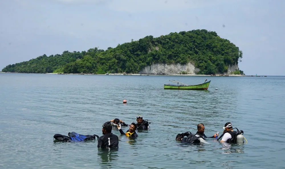 Pesona bawah rumah nemp di laut Sabang, snorkeling dan selam bersama ikan badut 