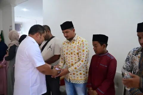 Pj Bupati Aceh Besar beri tambahan uang saku untuk kafilah MTQN-30 di Samarinda