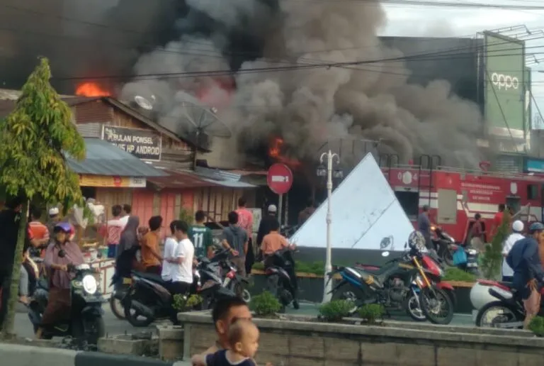 Belasan rumah terbakar di Simpang Kiri, Subulussalam, Jumat (4/10/2024). Satu orang dilaporkan meninggal dunia. FOTO : Humas BPBA