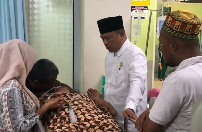 Anggota DPR Aceh Waled Landeng jenguk warga Lhokseumawe di RSUZA Banda Aceh