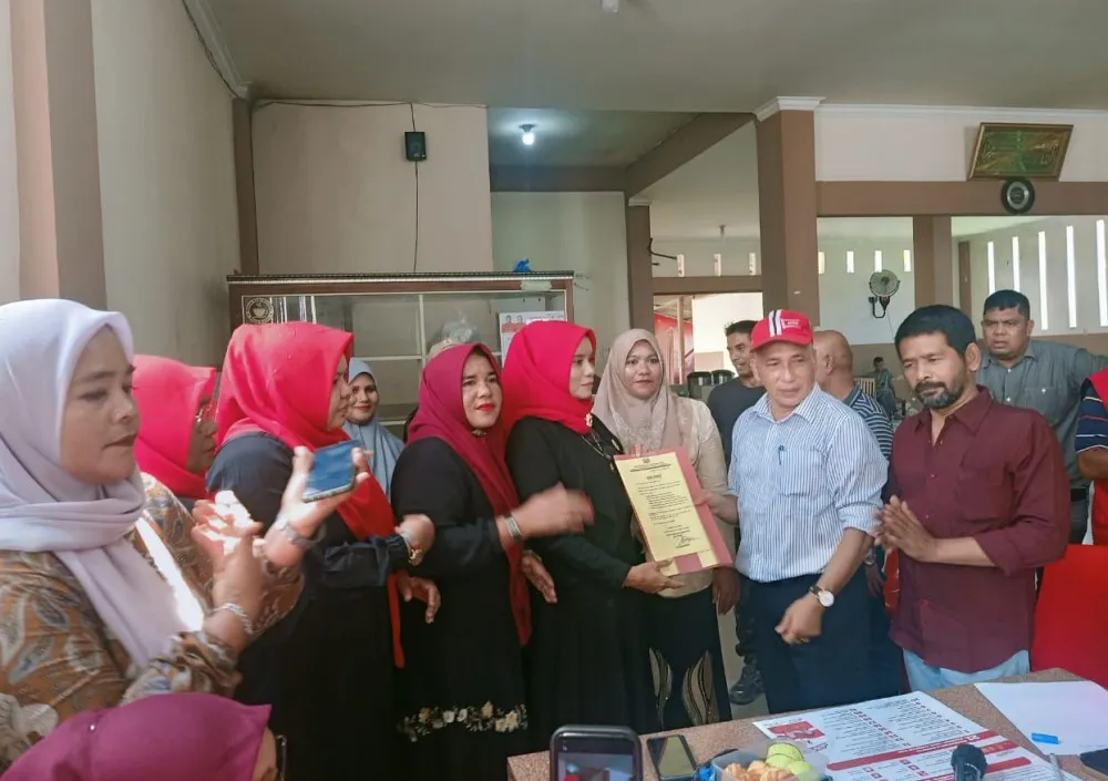 Abu Razak Serahkan SK Pasukan Inong Balee Pusat