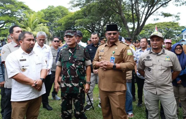 Pj Bupati Aceh Besar dampingi Safrizal tinjau pemungutan suara di TPS Gue Gajah