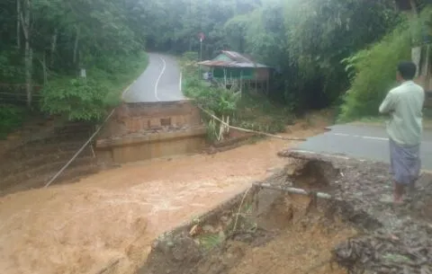 Banjir sebabkan Jembatan Lawe Sikap di Aceh Tenggara ambruk