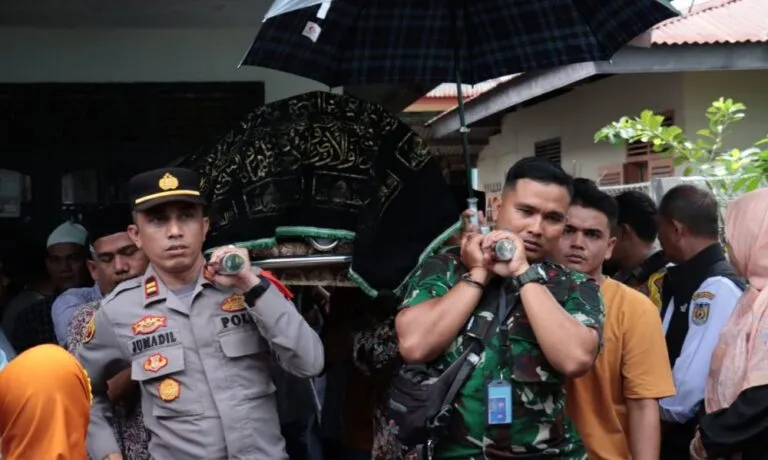 Petugas keamanan unsur Linmas TPS Lam Ara Banda Aceh meninggal dunia usai angkat kotak suara