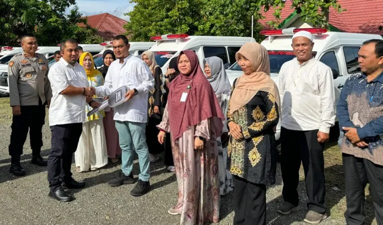 Maksimalkan layanan kesehatan di Aceh Besar, Pj Bupati Muhammad Iswanto bagi 17 armada baru untuk puskesmas