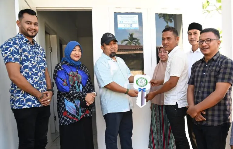 Andi Gunawan terima rumah bantuan hasil kolaborasi Islamic Relief dan Baitul Mal Aceh Besar, diserahkan Pj Bupati Muhammad Iswanto