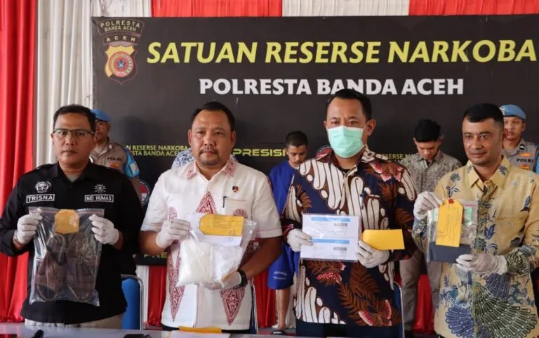 Kasat Resnarkoba, AKP Rajabul Asra bersama yang lainnya saat doorstop di Polresta Banda Aceh, Jumat (1/11/2024). FOTO : popularitas.com/Hafiz Erzansyah