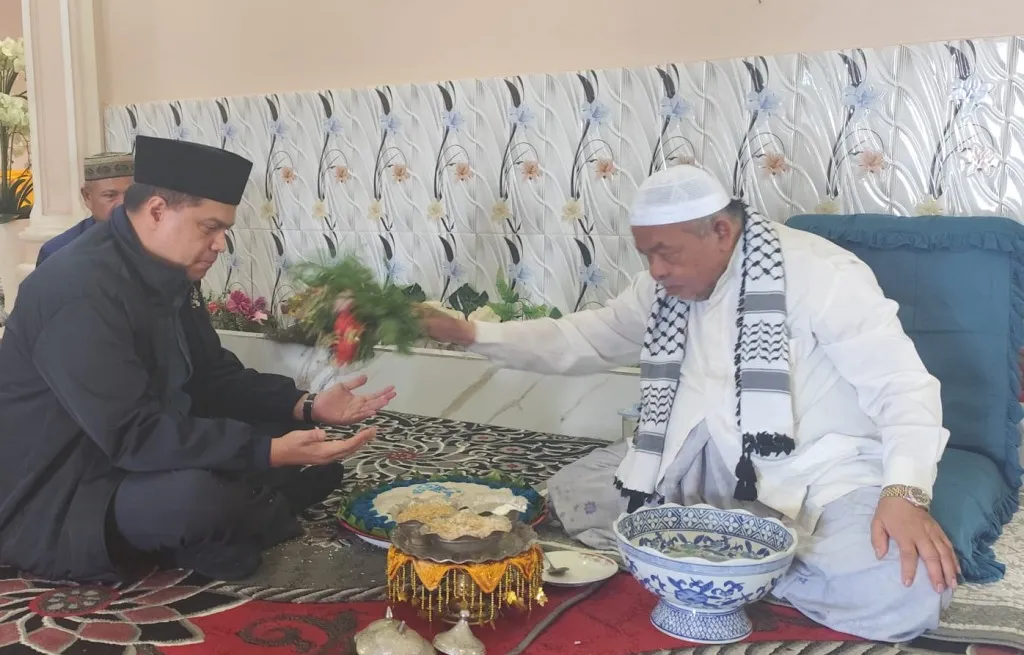 Abu Paya Pasie peusijuk Ketua DPW Nasdem Aceh