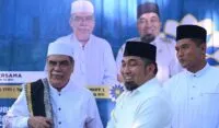 Tgk Athaillah Ishak pimpin doa bagi korban tsunami di kuburan massal Siron Aceh Besar