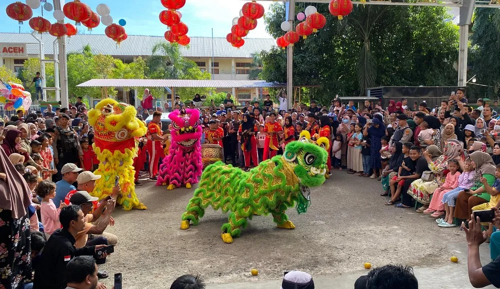 Ratusan warga Banda Aceh terpukau atraksi barongsai sambut Imlek 2025