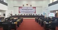 Ustadz Am gebrak meja saat DPRK Paripurna Penetapan Bupati Pidie Jaya dan Wakil Bupati Pidie Jaya 2025-2030