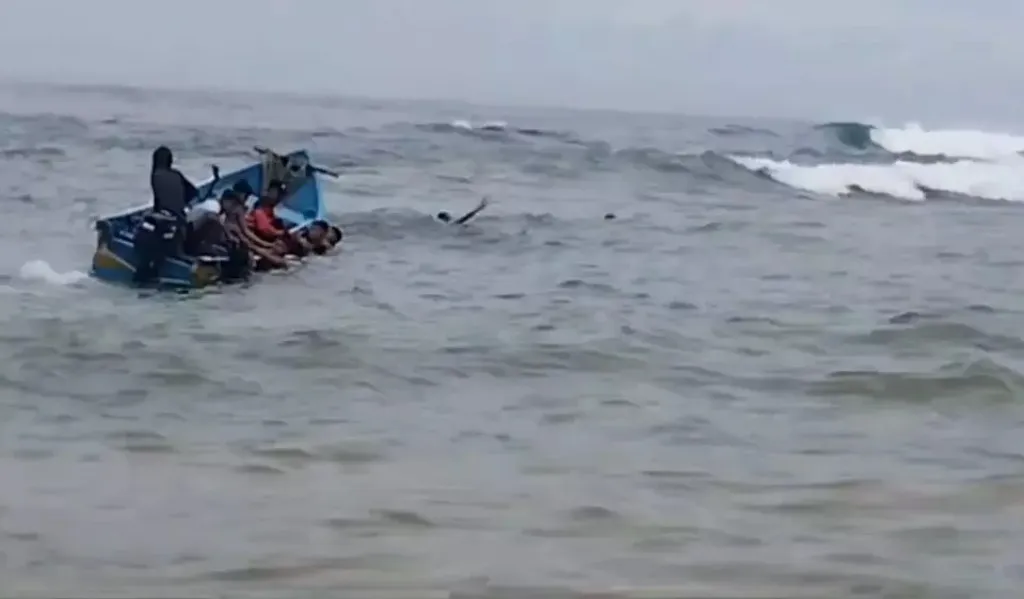 14 siswa terseret arus saat mandi laut, tiga tewas dan satu hilang