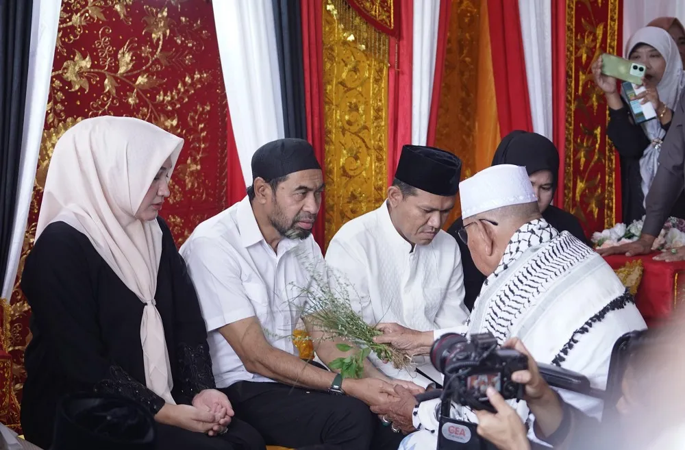 Mualem-Dek Fadh di peusijuk Abon Arongan Lambalek