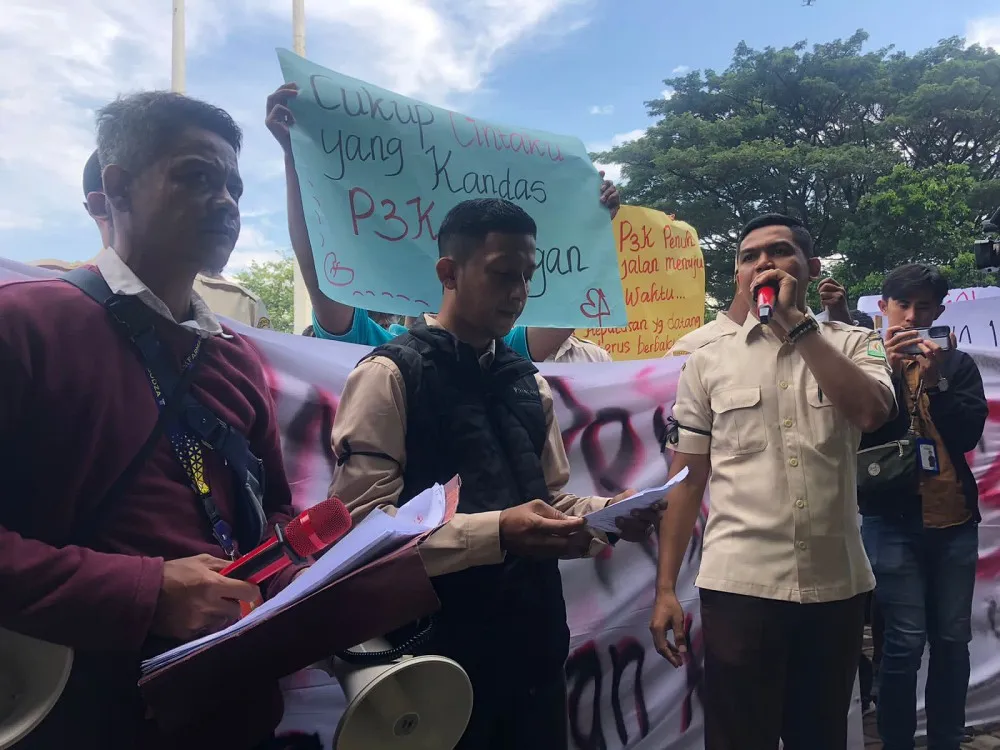 Ratusan tenaga honor demo ke DPR Aceh minta diangkat jadi Pegawai P3K