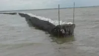 TNI AL dan warga bongkar pagar laut misterius di Tangerang Banten