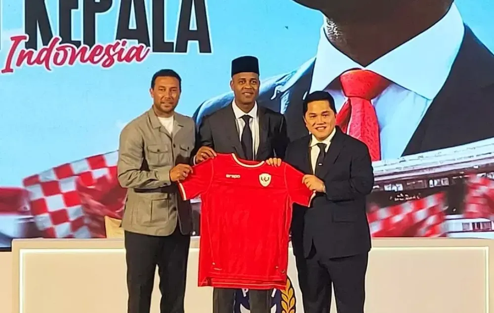 Dikenalkan ke publik tanah air, Patrick Kluivert pilih pakai peci