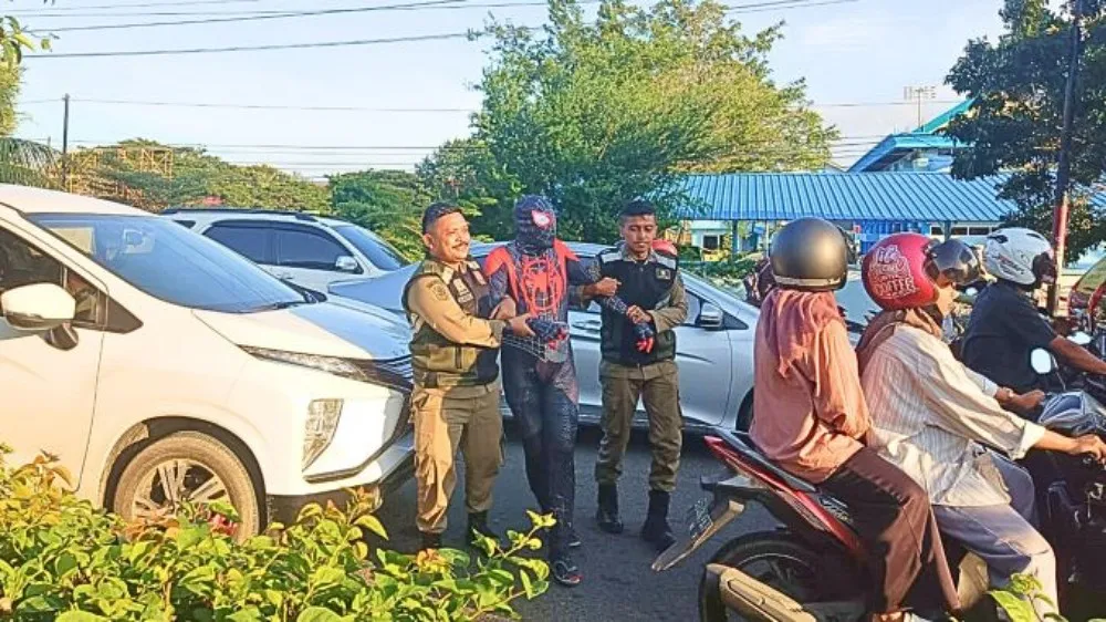 Kabur dari kejaran Saptpol PP Banda Aceh, ‘Spiderman’ lompat ke selokan