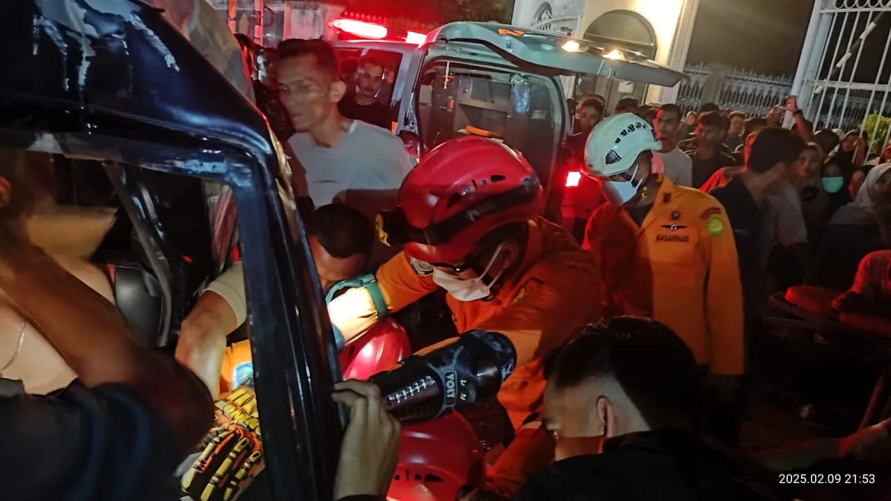 Tabrak Tiang Listrik Karena Rem Blong, Warga Lamno Terjepit dalam Mobil