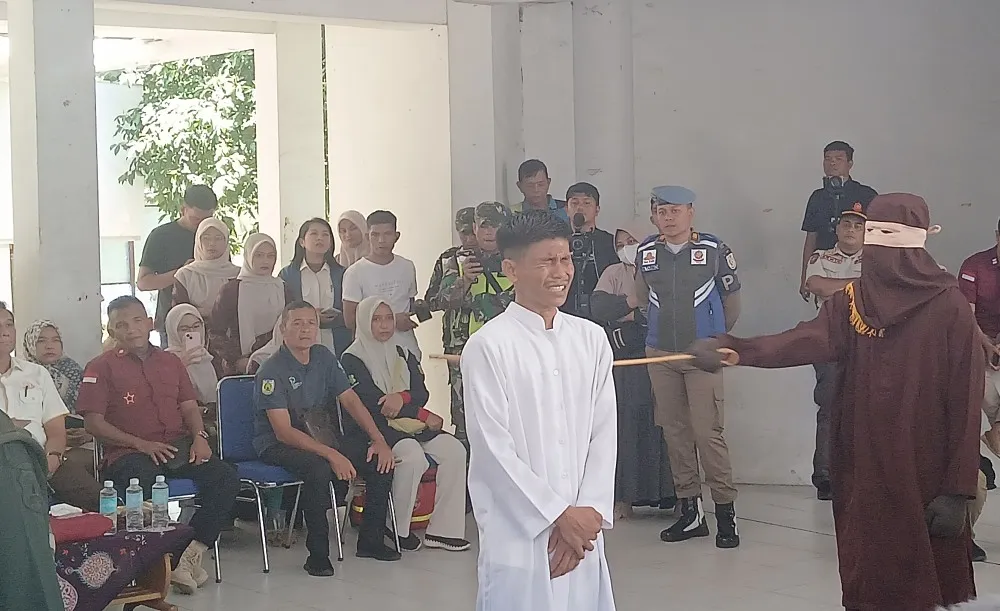 Apis 82 cambukan dan Delmaza Ahmad 77 cambukan, eksekusi Kejari Banda Aceh  terhadap pasangan gay