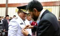 Lantik Bupati Singkil, Mualem tegaskan komitmennya hapus sistem barcode di SPBU di Aceh