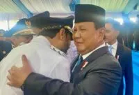 Rangkulan hangat Prabowo untuk Mualem