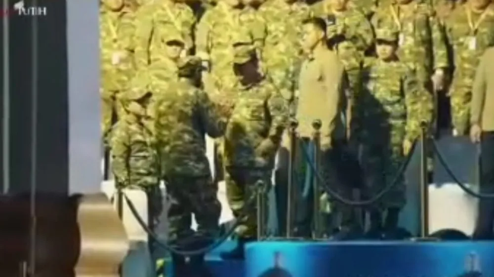 Momen ketiga rangkulan hangat Prabowo ke Mualem saat penutupan retret kepala daerah di Akmil Magelang