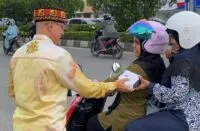 GM Kyriad Muraya Hotel Aceh turun ke jalan berbagi takjil buka puasa