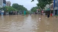 Luapan air di Grand Galaxy City Kota Bekasi capai 1,5 meter