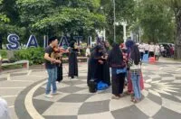 Sambil hibur warga, Komunitas Violinis Banda Aceh berbagai takjil di Taman Bustanussalatin