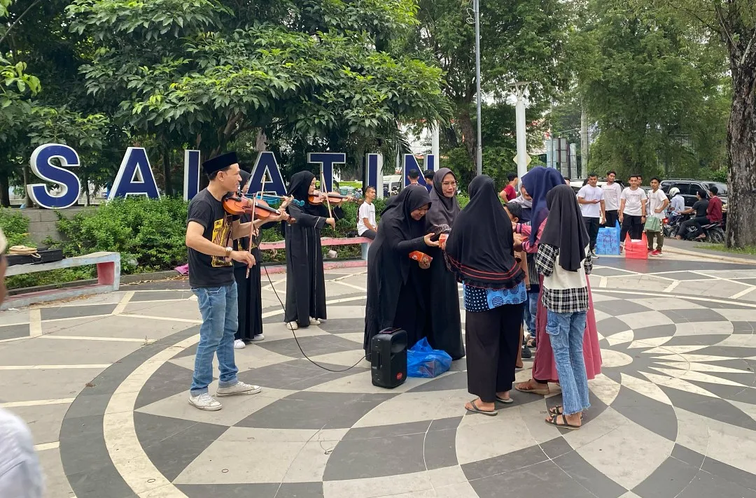 Sambil hibur warga, Komunitas Violinis Banda Aceh berbagai takjil di Taman Bustanussalatin