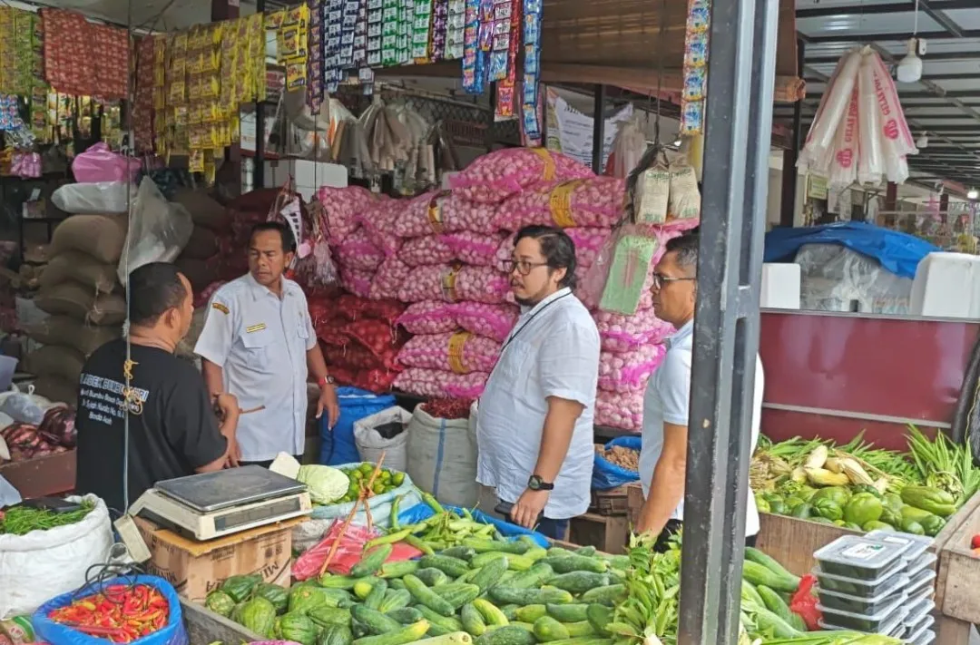 Pastikan stabilitas harga pangan Kasat Reskrim Polresta Banda Aceh dan Dinas Perdagangan sidak sejumlah pasar