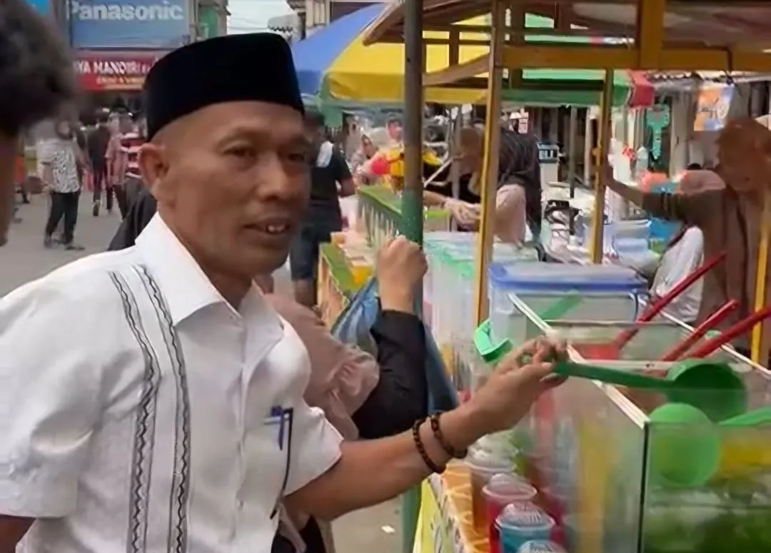 Abang Samalanga berburu takjil buka puasa