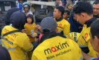 Driver Maxim bagi 300 takjil di Lhokseumawe